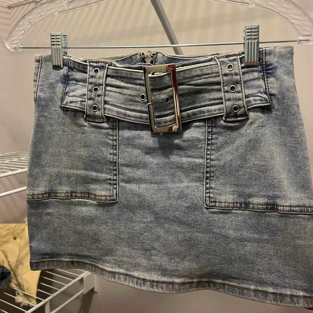 Denim belt buckle low rise mini skirt